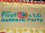 Un'alta opera di pasticceria: il logo della festa riprodotto con pasta di mandorle sulla torta